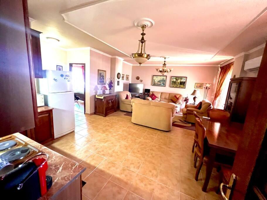 Central Tirana Flat Near Bazaar Exteriör bild